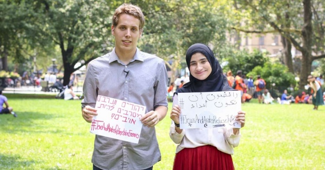 يهود وعرب يتبادلون القبل احتجاجاً على منع رواية حب بين إسرائيلية وفلسطيني !