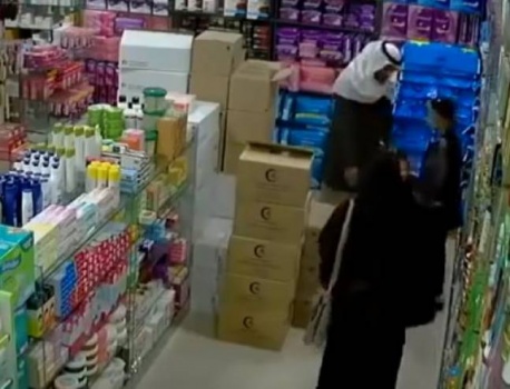 فيديو : رجل يعلم عائلته السرقة بواسطة أطفاله !