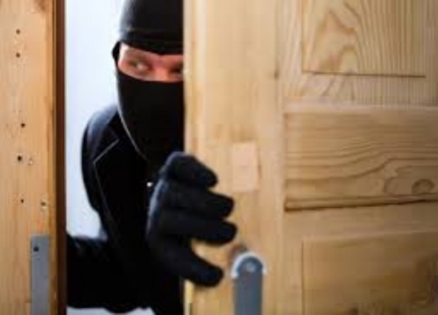 اصابة سيدة حامل في شهرها السابع بجراح خطيرة اثناء محاولة لص اقتحام منزلها في الخليل