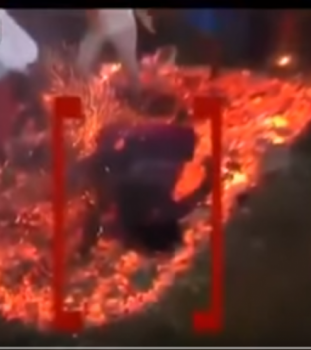 فيديو : لحظة سقوط امرأة على الجمر .. أثناء ممارسة أحد الطقوس !!