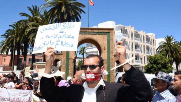 بائع متجول يحرق نفسه