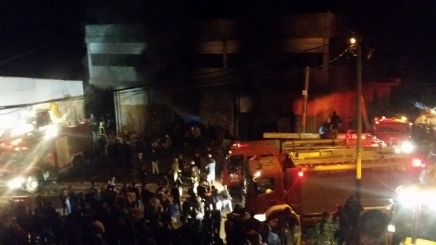 صور وفيديو: حريق ضخم يأتي على مستودع ومخازن تجارية في برطعة جنوب جنين