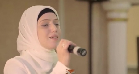 بالفيديو.. صوت فتاة روسية مسلمة يشعل مواقع التواصل