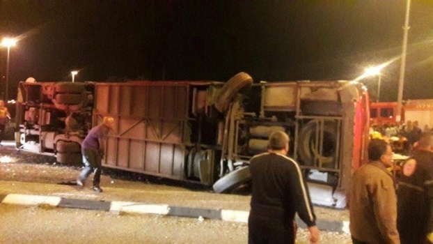 بالصور- اصابات في انقلاب حافلة اسرائيلية قرب حيفا