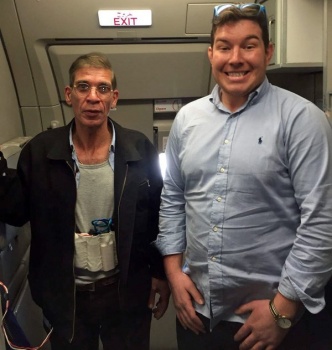 من هو صاحب "السيلفي" مع مختطف الطائرة المصرية؟ وماذا قال عن الصورة؟.. تفاصيل تستحق القراءة