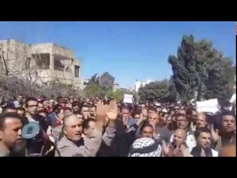 شاهد: المعلمون يهتفون "لا دراسة ولا تدريس.. حتى يسمعنا الرئيس"