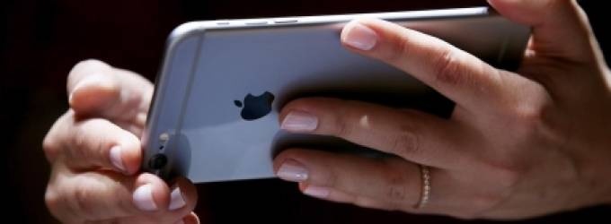 ذعر بعد انفجار هاتف "ايفون " داخل طائرة