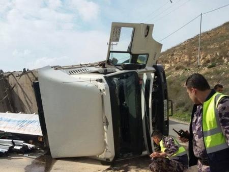 "فيديو" إنقلاب شاحنة جنوب جنين واصابة سائقها