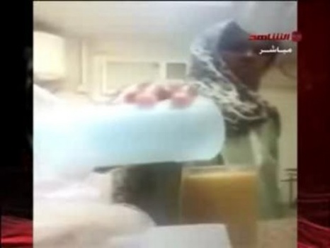 [بالفيديو].. أعدّت عصيراً بـ"بولها".. فيديو لعاملة بالكويت يحظى بانتشارٍ عالمي