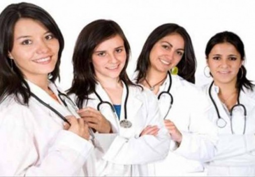 متحرش سيطر على حافلة ممرضات أجنبيات .. تخيل ماذا طلب؟