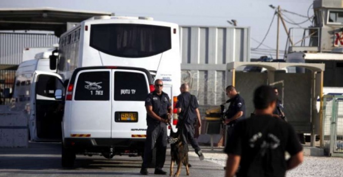 احتجاز ذوي أسير والتحقيق معهم على معبر الجلمة بجنين