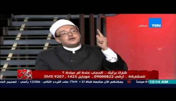 بالفيديو.. الشيخ جمعة يسكب الماء على "ميزو" ويرفع حذاءه في وجهه