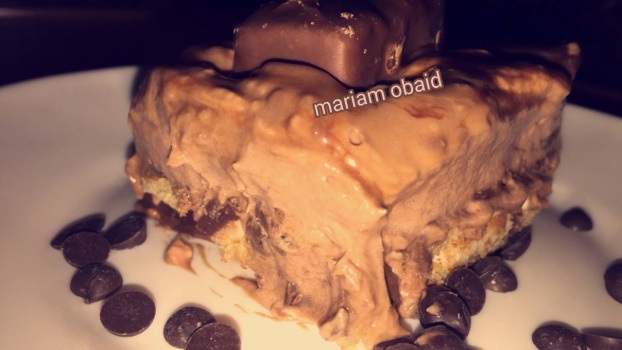 كيكة السنيكرز بمكونات سهلة وبسيطة ؟؟