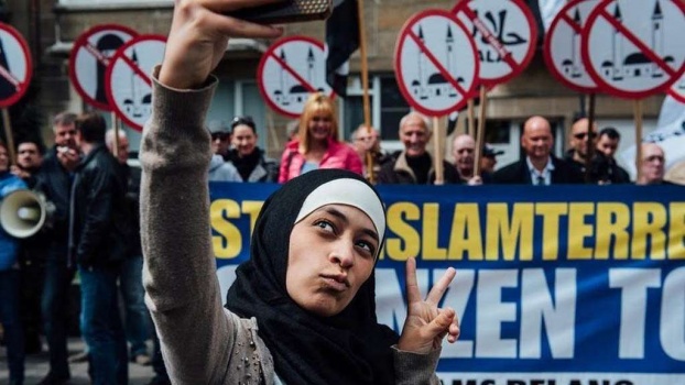 زكية بلخيري.. فتاة تواجه مظاهرة ضد الإسلام بـ"سيلفي" شجاع وطريف