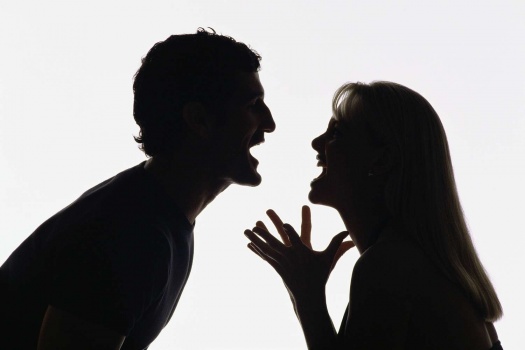 زوجي طلقني بعد أن رفعت السكين بوجه والده