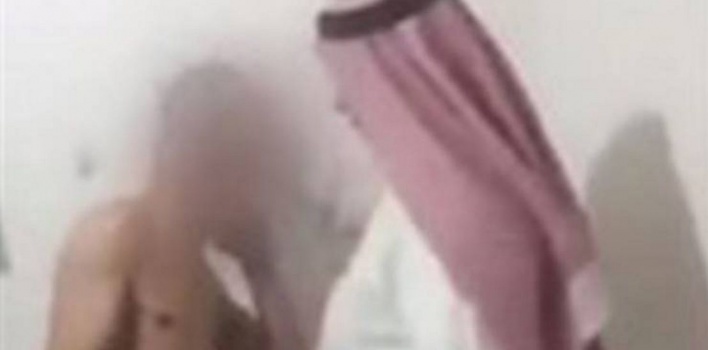 فيديو لكويتي يعذّب مصريا ويعرّيه يثير الجدل