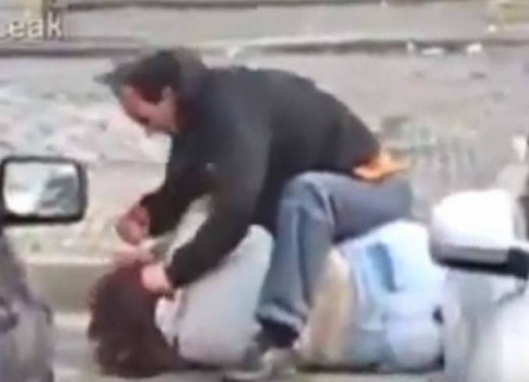 فيديو| رجل يطعن زوجته في وجهها امام المواطنين