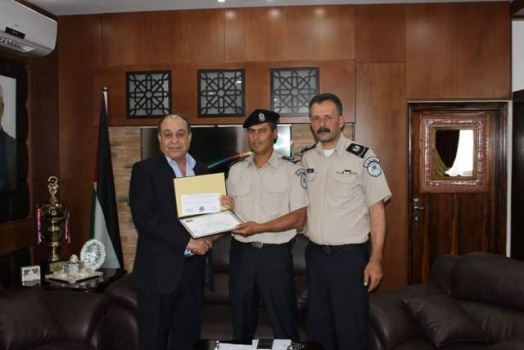 محافظ جنين يكرم ملازماً في الضابطة الجمركية لجهوده في منع دخول بضائع فاسدة إلى جنين