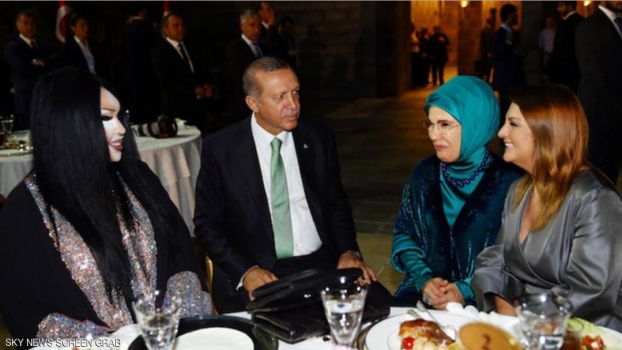 صورة - متحولة جنسيا على مائدة إفطار أردوغان الرمضانية