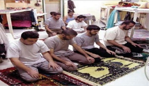 أربعة أسرى يعلنون الإضراب المفتوح ضد قرار الصليب بتقليص الزيارات