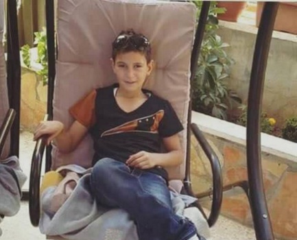 وفاة طفل سقطت فوقه حمولة رافعة