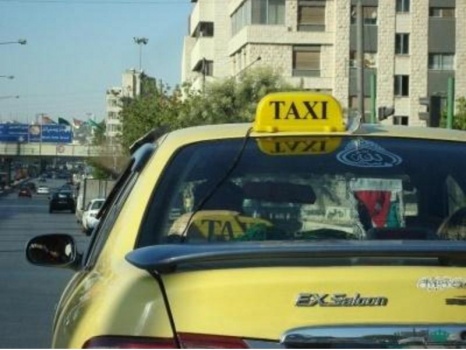 بالصور : شرطة عمان تخالف سائق تاكسي لانه يلبس "شورت وزنوبة"