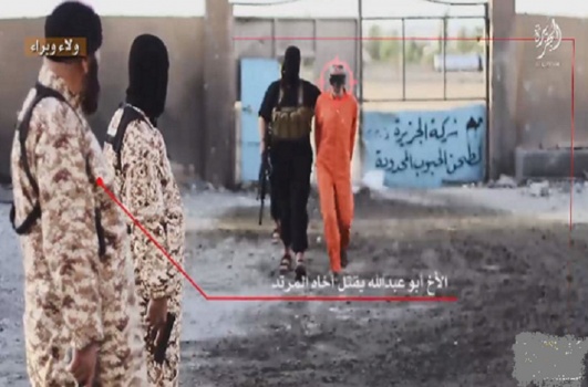 شاهد بالفيديو| داعشي يعدم أخاه بدم بارد !
