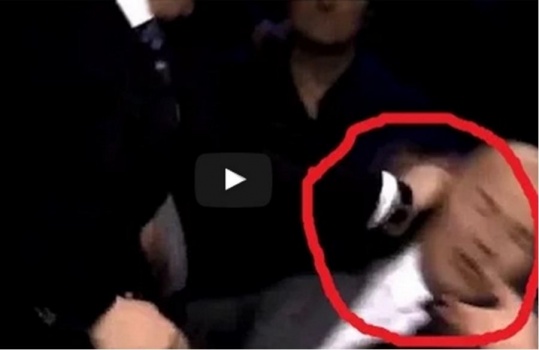 صحفي روسي يوجه اللكمات بدل الأسئلة (شاهد الفيديو)