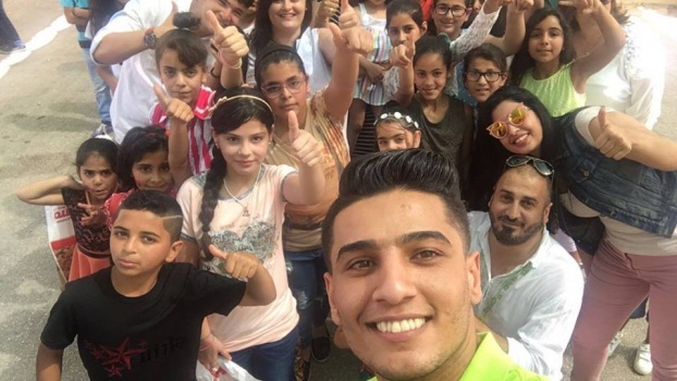 بالصور : الفنان محمد عساف يزور قرية الأطفالsos ويتكفل 20 طفلا