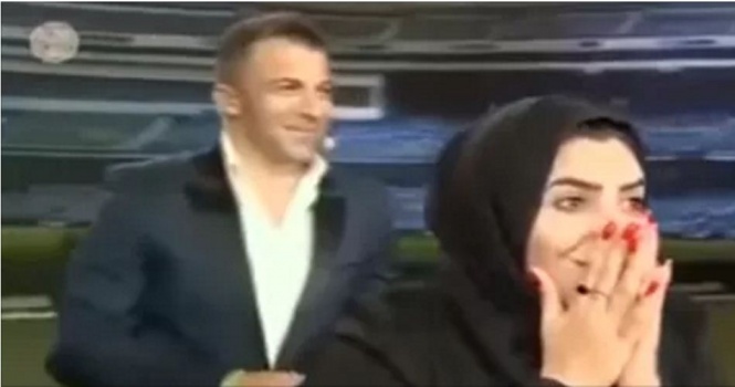 بالفيديو .. فتاة عربية يكاد يغمى عليها من هول المفاجأة أمام مئات المتفرجين