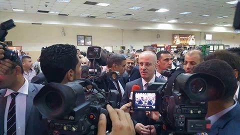 رئيس الوزراء يتفقد معبر الكرامة ويطالب اسرائيل بفتحه 24 ساعة