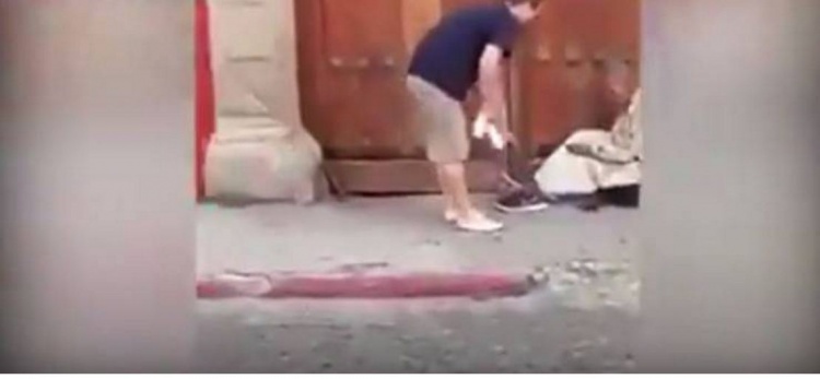 فيديو| تبرع بحذائه لمتسول مشرد وغادر حافياً!!
