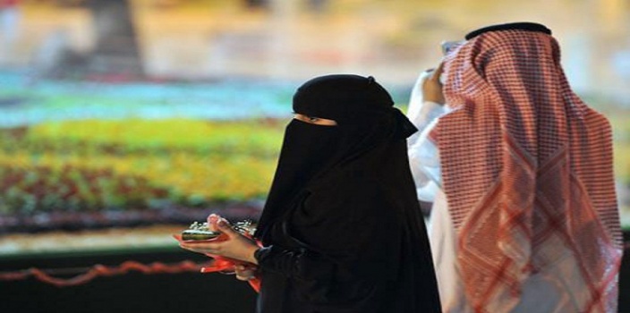 بالصور - سعودية تهدي زوجها سيارة وفيلا.. لسبب غريب!