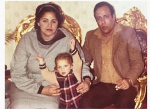 خمنوا أي مطربة مشهورة وجميلة أصبحت هذه الطفلة؟