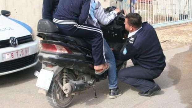 مواطن يبلغ الشرطة عن أخيه لقيادته دراجة نارية غير قانونية في الخليل