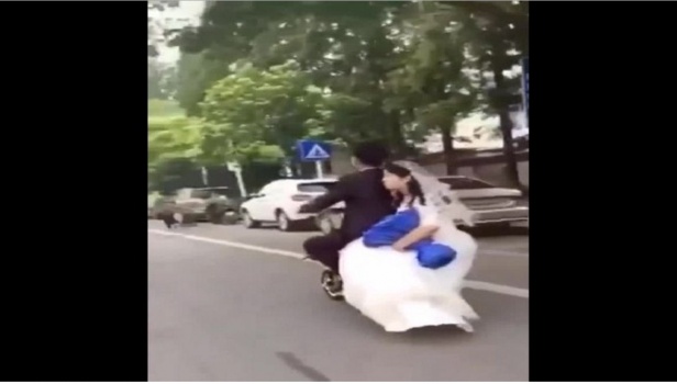 بالفيديو.. زفّ عروسته على سكوتر .. سقطت ولم يلتفت لها !