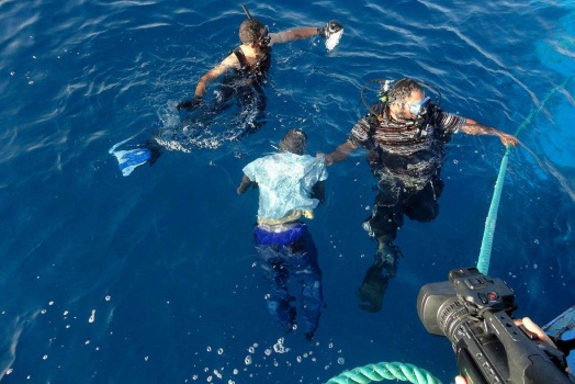 مصرع شاب واصابة اخرين بينهم فتاة غرقا ً