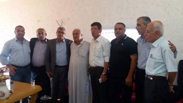 قراقع يقدم واجب العزاء بوفاة والدة أسيرين من بلدة السيلة الحارثية غرب جنين