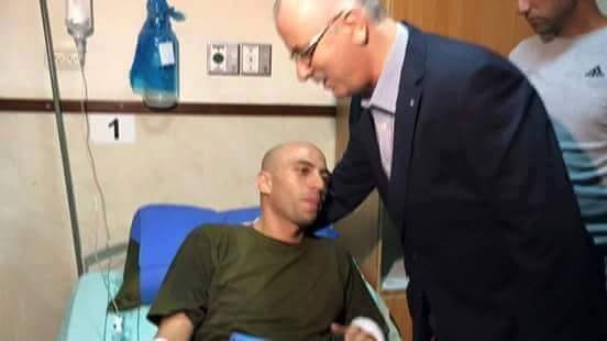 رئيس الوزراء يطمئن على الجرحى من أبناء المؤسسة الأمنية في نابلس