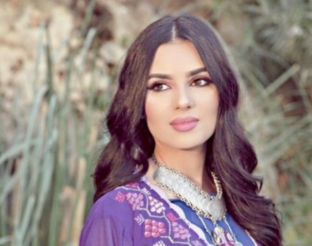 لينا قيشاوي تنشر صورة من طفولتها وتقول لأهلها: الله يسامحكم عالتسريحة