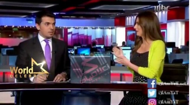 مذيعة ام بي سي  تطلب من زميلها أن يحملها على الهواء