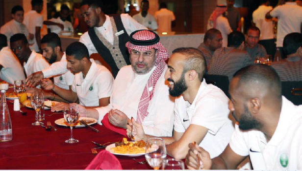 عبدالله بن مساعد يتناول طعام الغداء مع لاعبي الأخضر