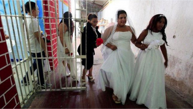 بالصور.. زواج جماعي وراء قضبان السجن