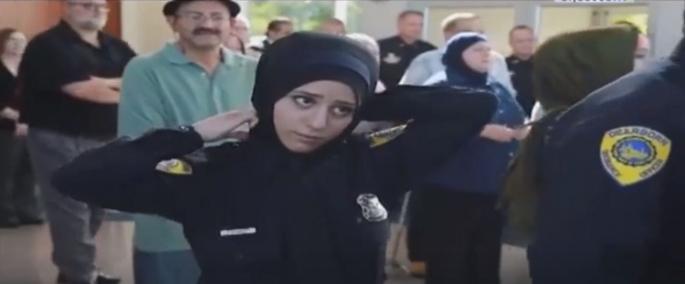 هذا ما قالته أول محجبة في الشرطة الأميركية من اصل لبناني