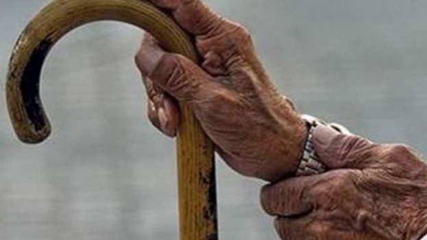 مسن يتخلى عنه ابناؤه ويرموه بالشارع