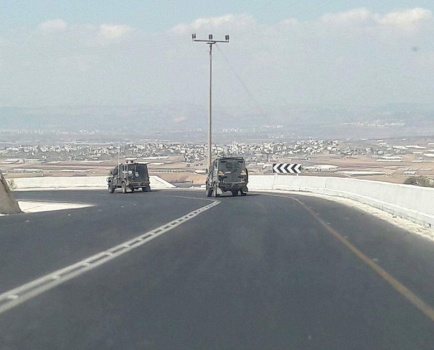 جنين: الاحتلال ينصب حاجزاً عسكرياً قرب قرية حداد السياحية