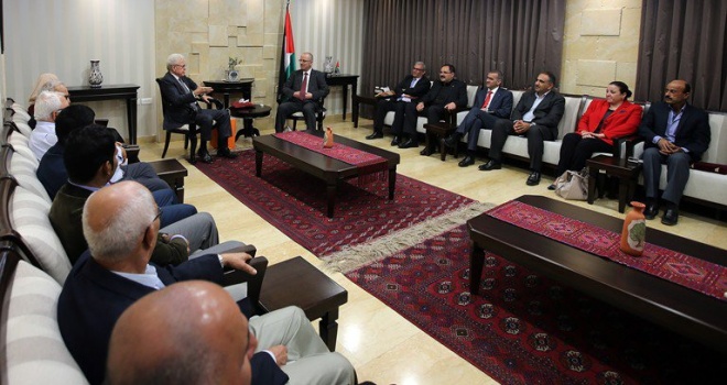 بالصور: تكريم رجل الاعمال حماد الحرازين الذي اقام العرس الجماعي في رام الله وبنى عدة مدارس في الضفة