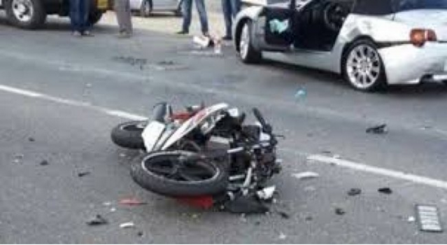 اصابة مواطنين أحدهما بحالة خطرة في حادث سير غرب دير البلح