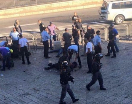 فيديو: إصابة شاب بجروح خطيرة وشرطيين إسرائيليين في عملية طعن بالقدس