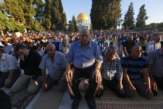 بالصور: الآلاف يؤدون صلاة العيد في رحاب المسجد الأقصى